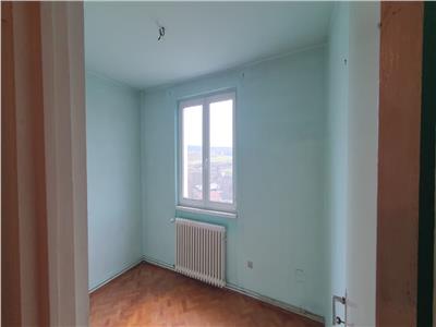 De vanzare apartament cu trei camere in Dambul Pietros