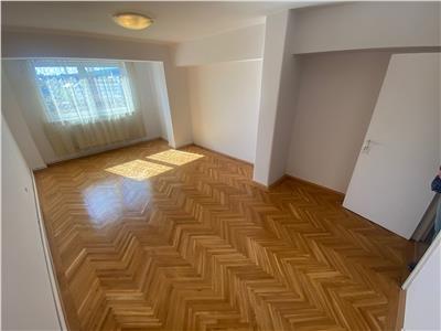 Apartament cu 4 camere de vanzare in centru