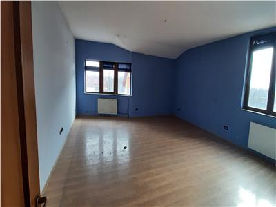 Casa de vanzare 8 camere, 753 mp cu 10 arii teren / spatiu comercial in Sincraiul de Mures
